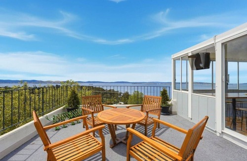 Taroona House | Retro Haven with River Views