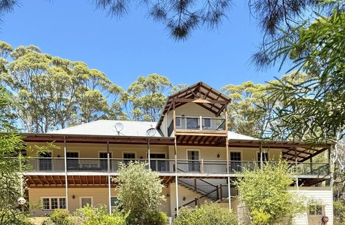 Shadforth House | Rivendell House: 5BR family retreat, dogs welcome