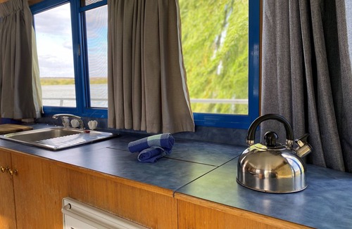 White Sands Boat Rental | Riverside accommodation in tranquil setting