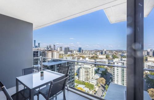 Milton Apartment | Riverview 2BR delicate Apt, 1min to train station