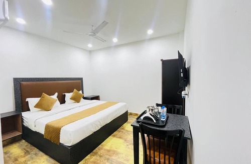 Greater Kailash Hotel | Roomshala Casa Royal - GK 1