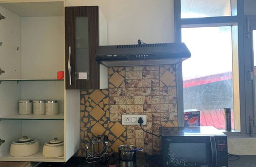 Kumarhatti Condo | Rustic Pines-2: Pet-Friendly Serene 1BHK Apartment