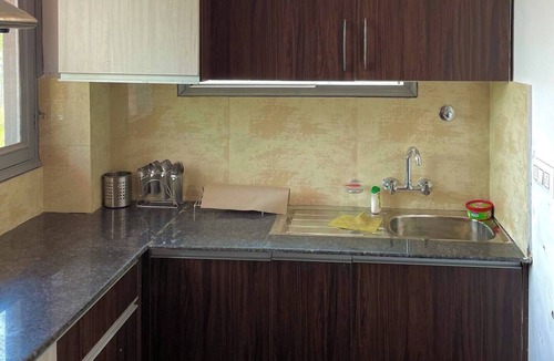 Kumarhatti Condo | Rustic Pines-2: Pet-Friendly Serene 1BHK Apartment