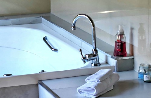 Claude Road Bed & Breakfast | Self Contained Studio
