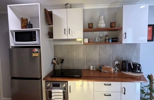 Swan Hill House | Self contained studio boasts a clean homely feeling, fully self contained.