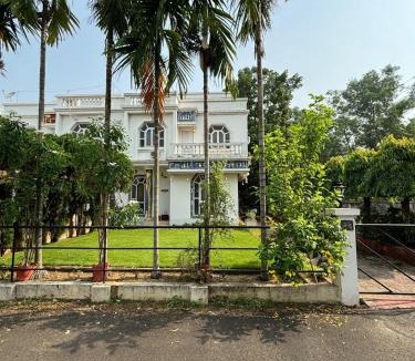 Santiniketan Villa | Shantiniketan Bungalow with green lawn