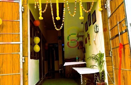 Vrindavan House | Shree Pria Ju Dham Room near Maa Vaishnav Devi Statue Stay in Vrindavan
