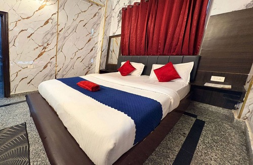 Tapovan Hotel | Situated in the vibrant yet peaceful area of Tapovan.