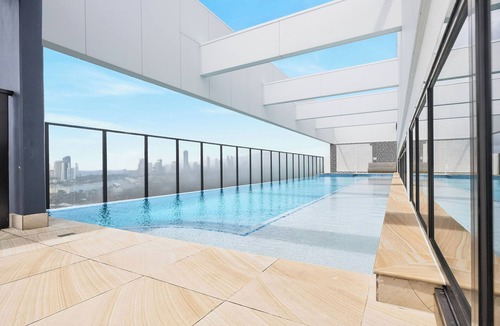 Southport Apartment | Southport 2BR Retreat | Rooftop Infinity Pool