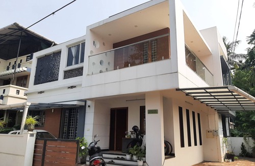 Edapalli House | Spacious 1BHK Private space - first floor , Near Lulu Mall Edappally Kochi