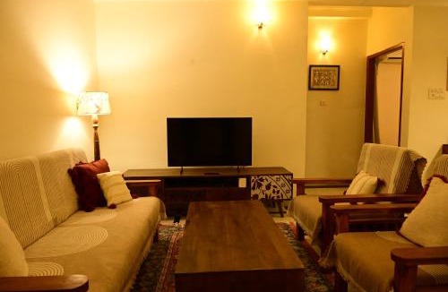 Varanasi Apartment | Spacious 3BHK Apartment for Families, Work and Couples - Lift, Parking, Wi-Fi