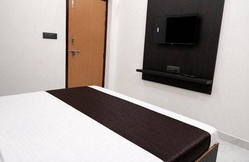 Mathura House | Spacious 5-bedroom building in marvelous Mathura with AC