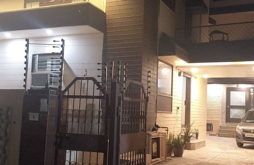 Mathura House | Spacious 5-bedrooms with attached bathrooms A C bungalow in charming Mathura.