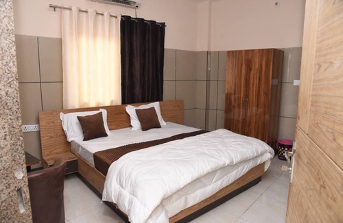 Mohangarh Hotel | Spacious 8-bedroom hotel in beautiful Lucknow with AC comfort