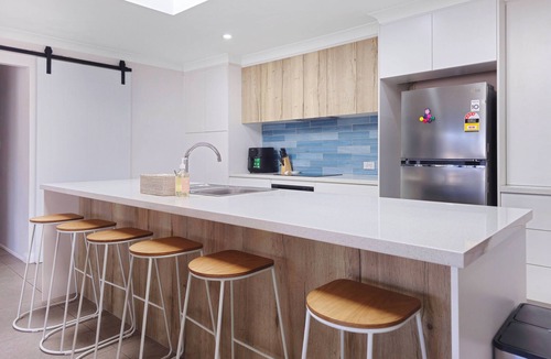 Berkeley Vale House | Spacious Home w Secure Yard + Entertaining Deck + Fire Pit ~ Wi-Fi