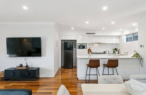 Doubleview House | Spacious Luxury 5 bedroom house near Scarborough Beach