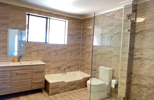Croydon House | Spacious Queen Room with Easy CBD Access - CP3