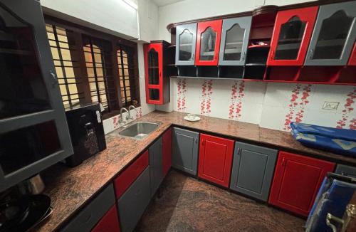 Thampanoor Apartment | Sree Saras homely stay near railway station