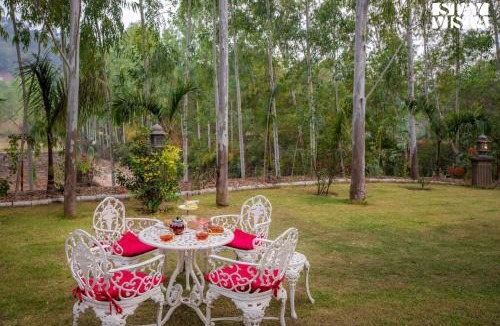 Kishangarh Villa | StayVista at Golden Lark with Wi-Fi, Pool & Lawn