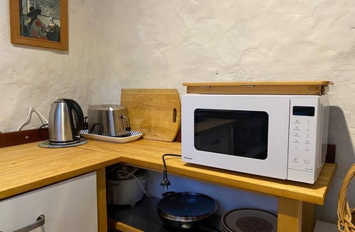 Medlow Bath Apartment | Strawbale HavennEarthen home in Medlow - romantic getaway for nature lovers