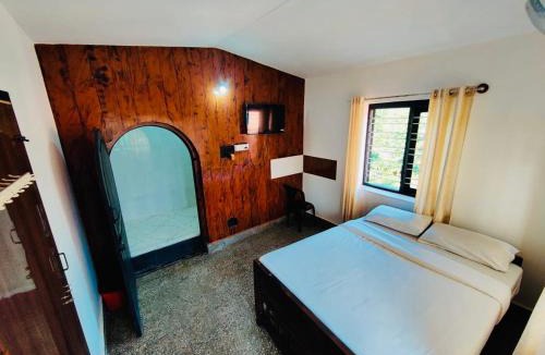 Madikeri House | Streaming valley coffee estate stay