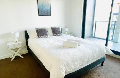 Meadowbank Apartment | Stunning waterfront 3 bedroom condo with Pool, BBQ
