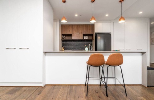 Phillip Apartment | Stylish 2BR Apt | 5 mins to Canberra Hospital!
