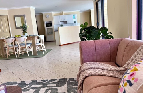 Redcliffe House | Stylish Central Retreat | Minutes to Airport & CBD