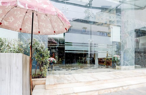 Ahmedabad City Centre House | Stylish & Modern Stays at Palette River Front