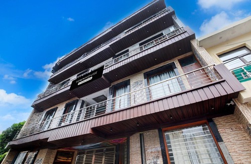 Kishangarh House | Super Deluxe RoomChandigarh Near PEC-PGI-PU