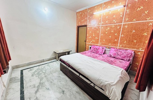 Vrindavan House | Superb 9-bedroom house with AC in charming Vrindavan