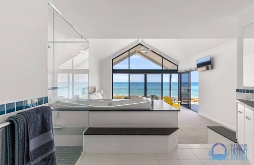 Dawesville House | Superb spacious 4BR beach front holiday home