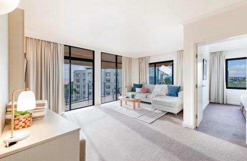 Darwin City Centre Apartment | Sweeping Harbourfront Views atop Tropical Resort