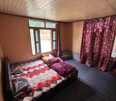 Gulmarg House | Tajamul asad guest house and homestay