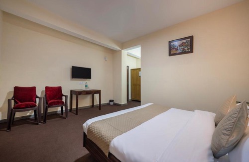 Kufri Hotel | The Ayura Palace l Family Events I Multi Cuisine Restaurant l Sky Bonfire l Lift l Power Backup l Free Parking l Kufri By Exotic Stays