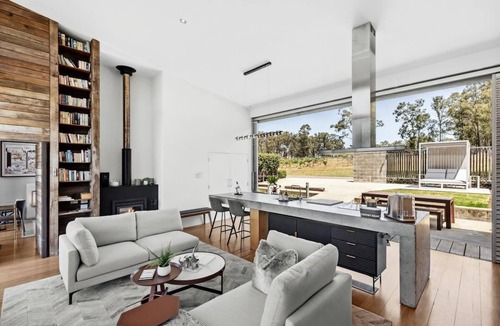 Pokolbin Apartment | The Longhouse - Suite 3 - Iconic Hunter Valley property with 2 en-suite bedrooms and vineyard views