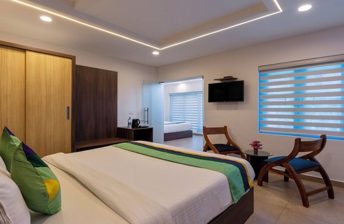 Alappuzha Hotel | Treebo Vsaffron Regency, Punnamada Lake