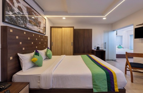 Alappuzha Hotel | Treebo Vsaffron Regency, Punnamada Lake