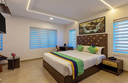 Alappuzha Hotel | Treebo Vsaffron Regency, Punnamada Lake