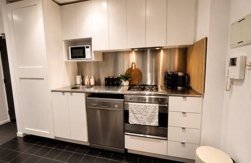 Melbourne Central Business District Apartment | Two-Bedroom City View Apartment Opposite Southern Cross Station