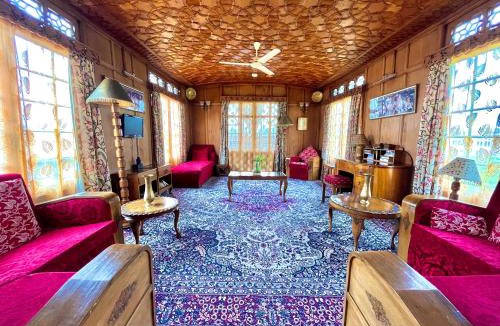 Sudarbal Boat Rental | Vanda Heritage Houseboats