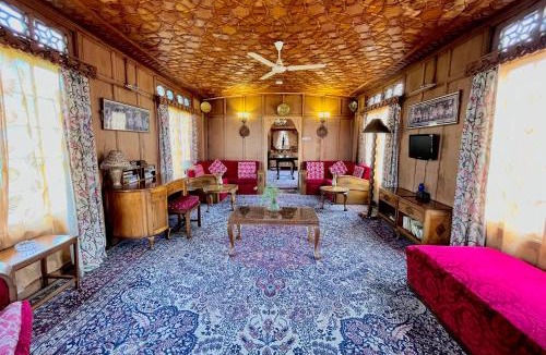 Sudarbal Boat Rental | Vanda Heritage Houseboats