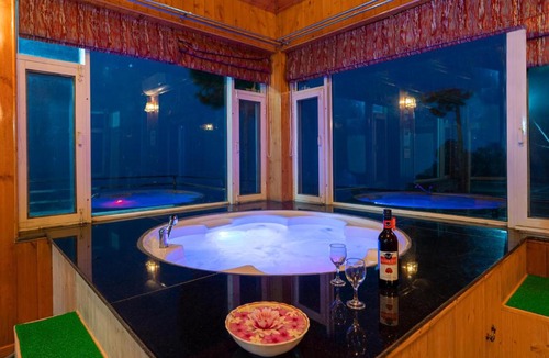 Sabathu Villa | Villa Woodside Meadows by VEO - Hilltop cabin with Jacuzzi, Kasauli