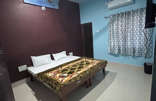 Dwarka House | Walkable distance to railway station Family-sized condo