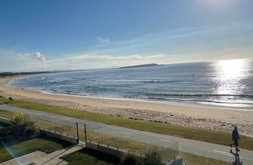 Warilla House | Waves @ Warilla Beach