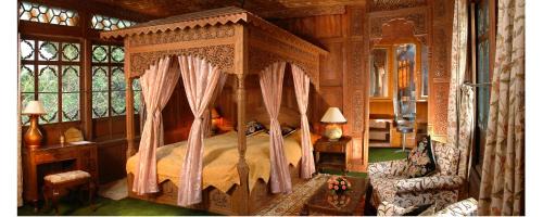 Nagin Bagh Hotel | WelcomHeritage Gurkha Houseboats