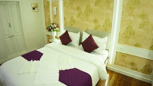 Erezha House | White Rose House Boat