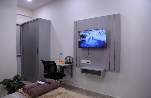 Serilingampally Apartment | Yendluri's Queen Room Kondapur Near Hitech City