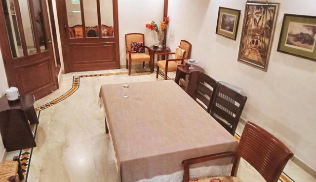 2 Bed Apartment Sleeps 4 with Parking New Delhi