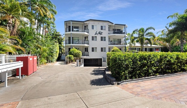 2-Bed Escape with Pool, Steps From Torquay Beach in Torquay